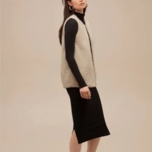 Wilfred (Aritzia) Chatou Faux Fur Vest in Burgundy Size XS - Picture 4 of 12